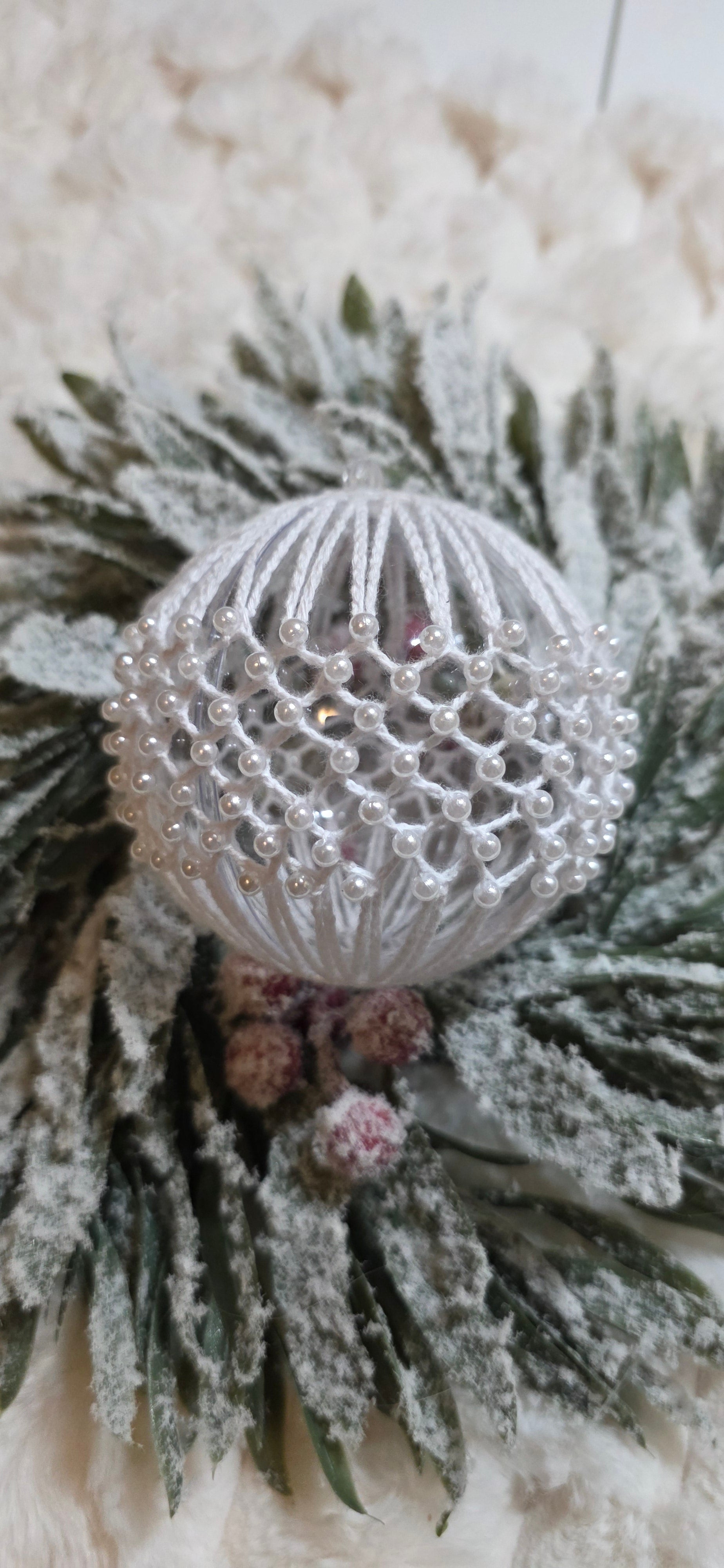 Ręcznie wykonana na szydełku materiałowa bombka choinkowa z kotalikami