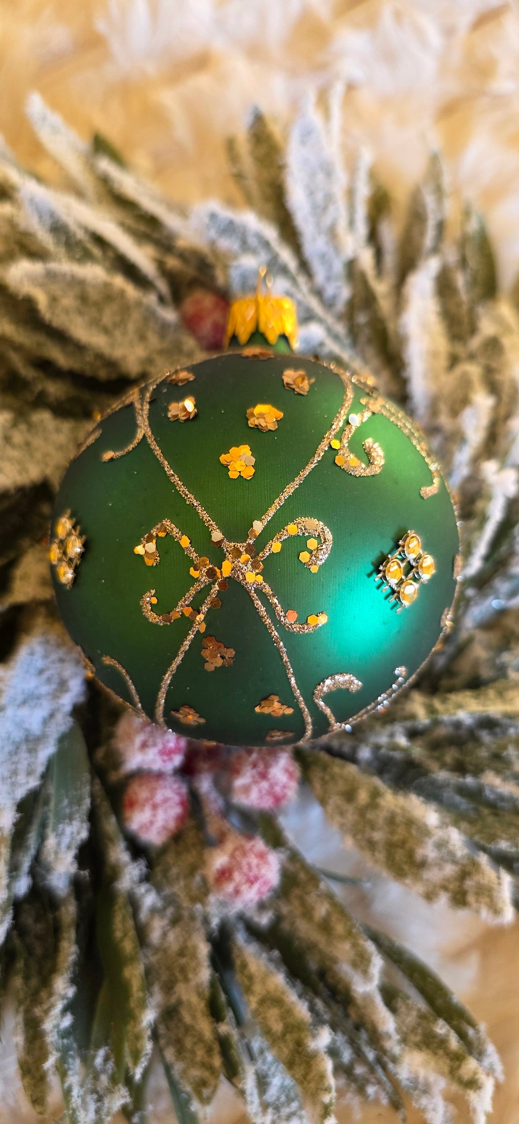 Szklane bombki choinkowe butelkowa zieleń mat złoty dekor 8 cm