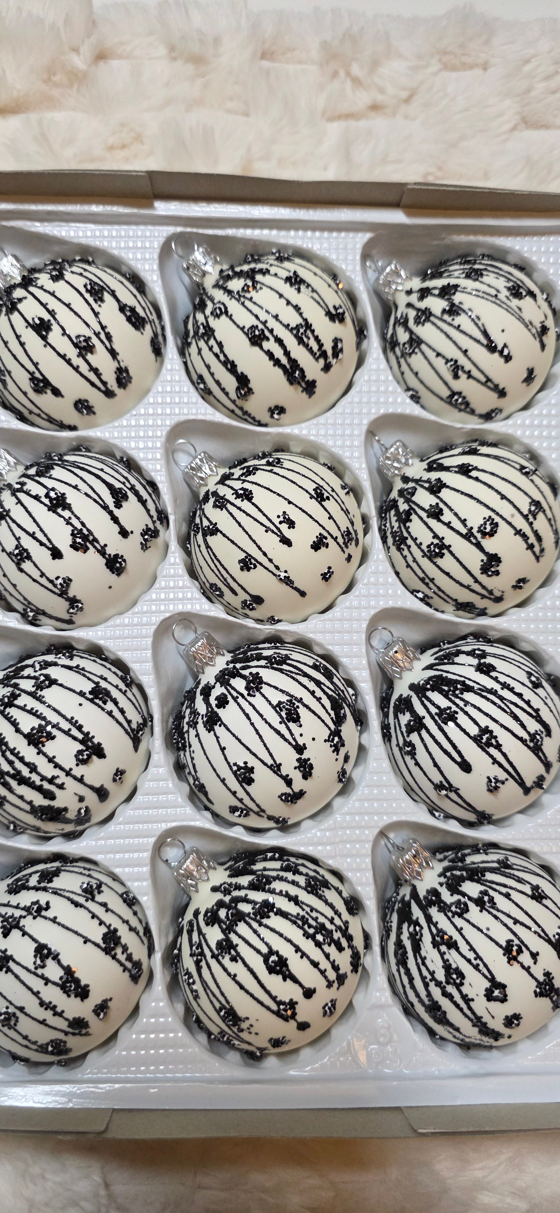 Szklane bombki choinkowe biały mat czarny brokat 6 cm