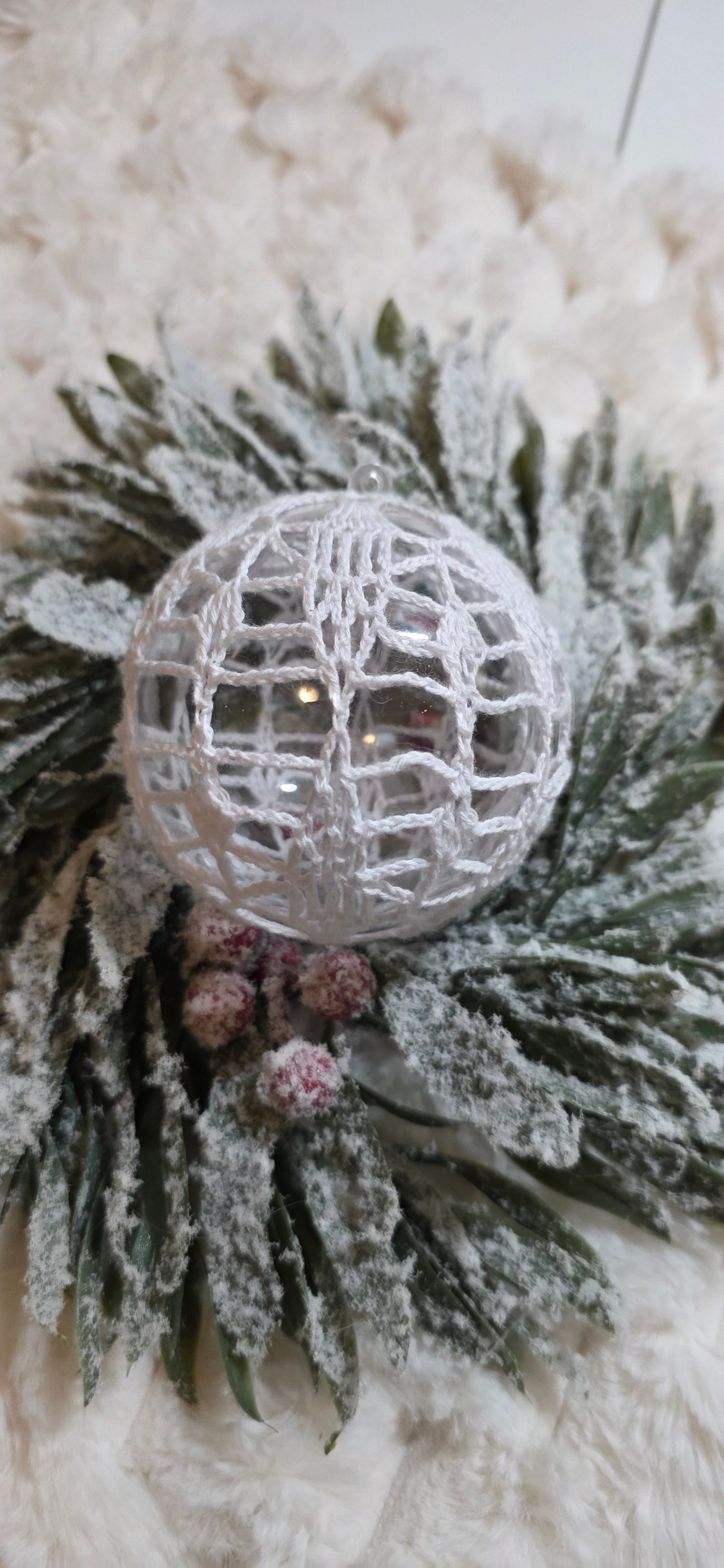 Szydełkowa bombka choinkowa akrylowa