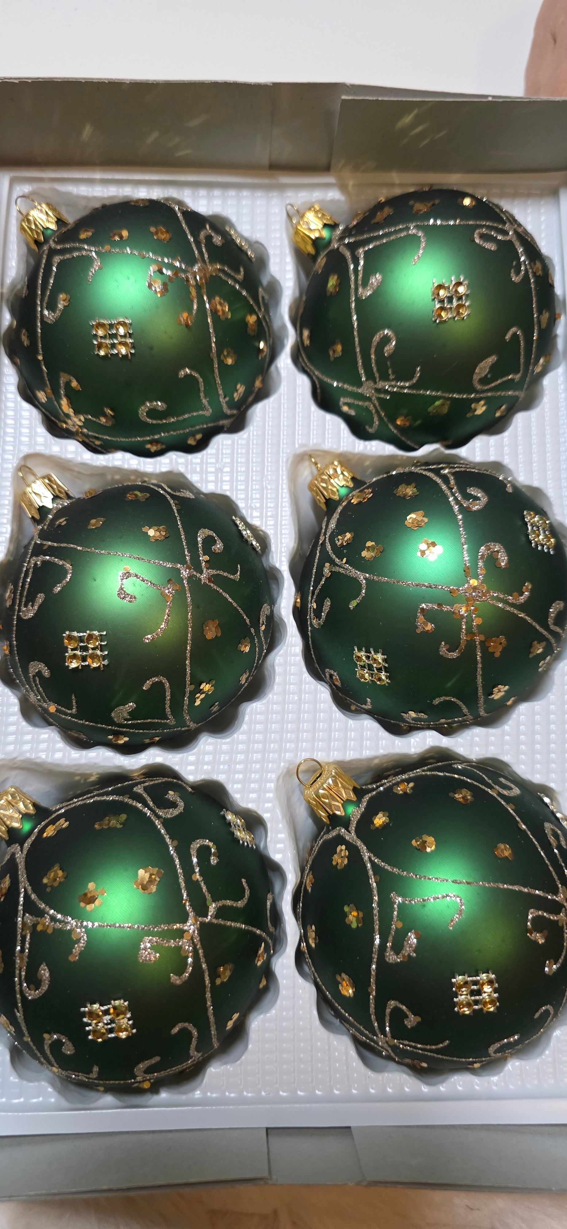 Szklane bombki choinkowe butelkowa zieleń mat złoty dekor 8 cm