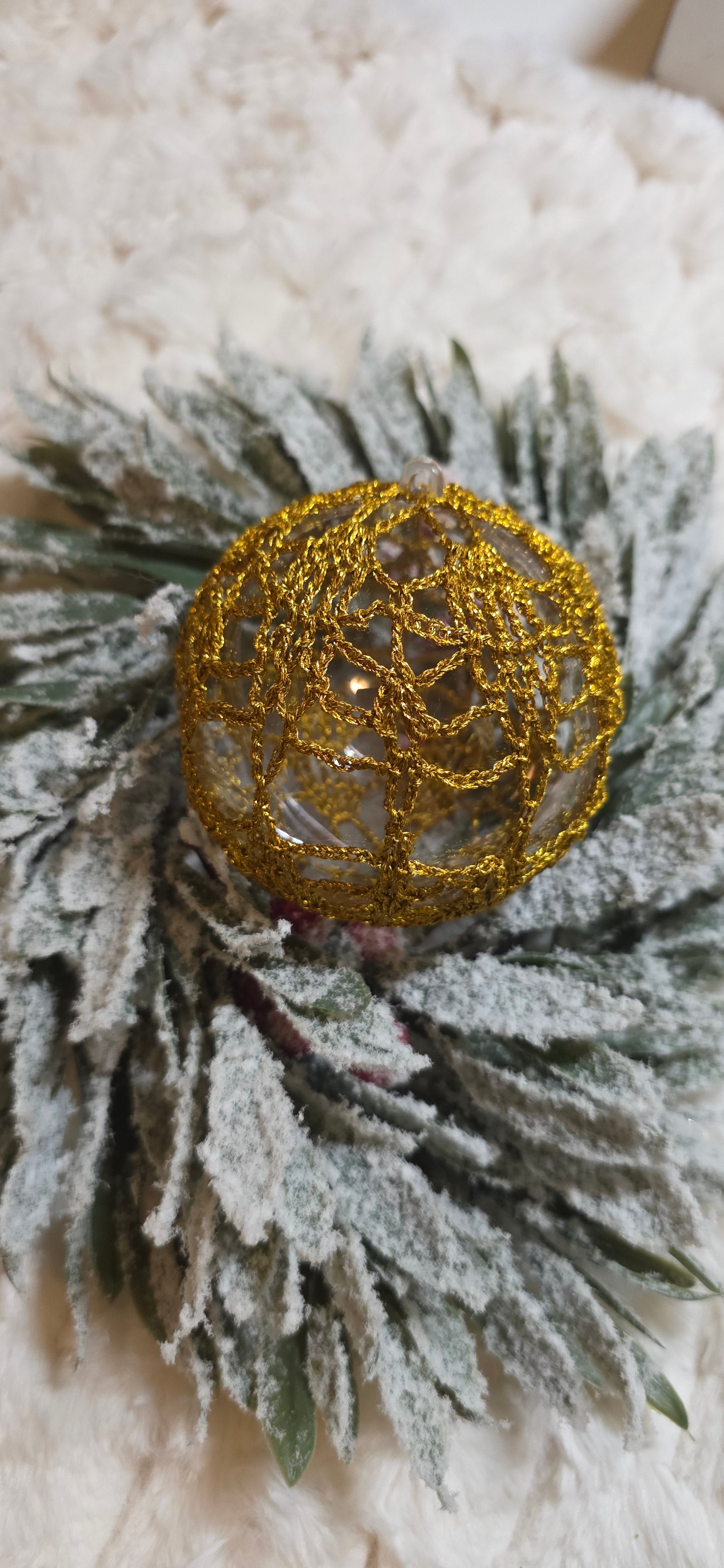 Szydełkowa bombka choinkowa stare złoto akrylowe
