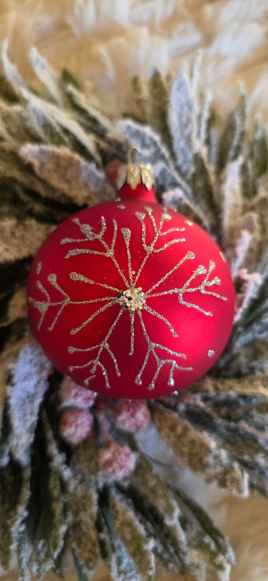 Szklane bombki choinkowe czerwony mat srebna śniezynka 8 cm